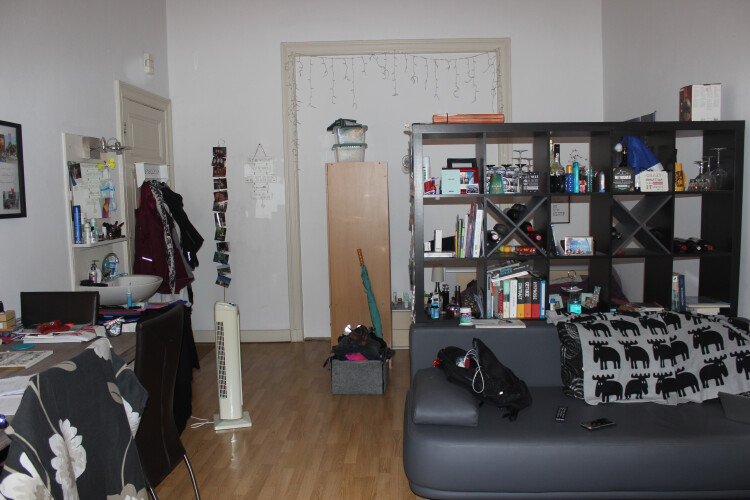 Achter de openkast rechts staat het 2 pers.bed.