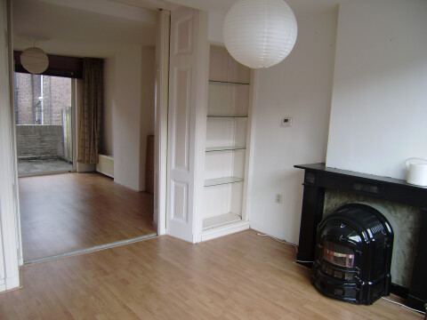 Voor kamer . 
Gezellige decoratieve schouw met kolenkachel. Maar de kamer wordt verwarmt door centrale verwarming.