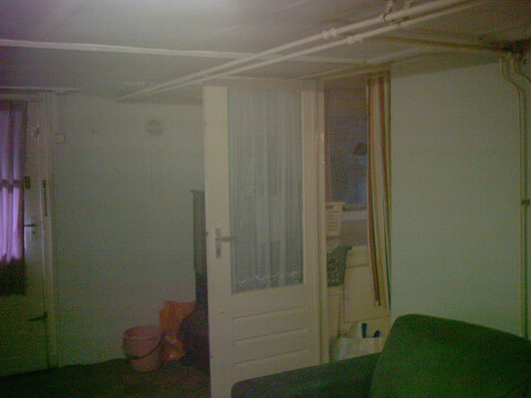 deur naar de keuken en naar de trap voor douche en toilet